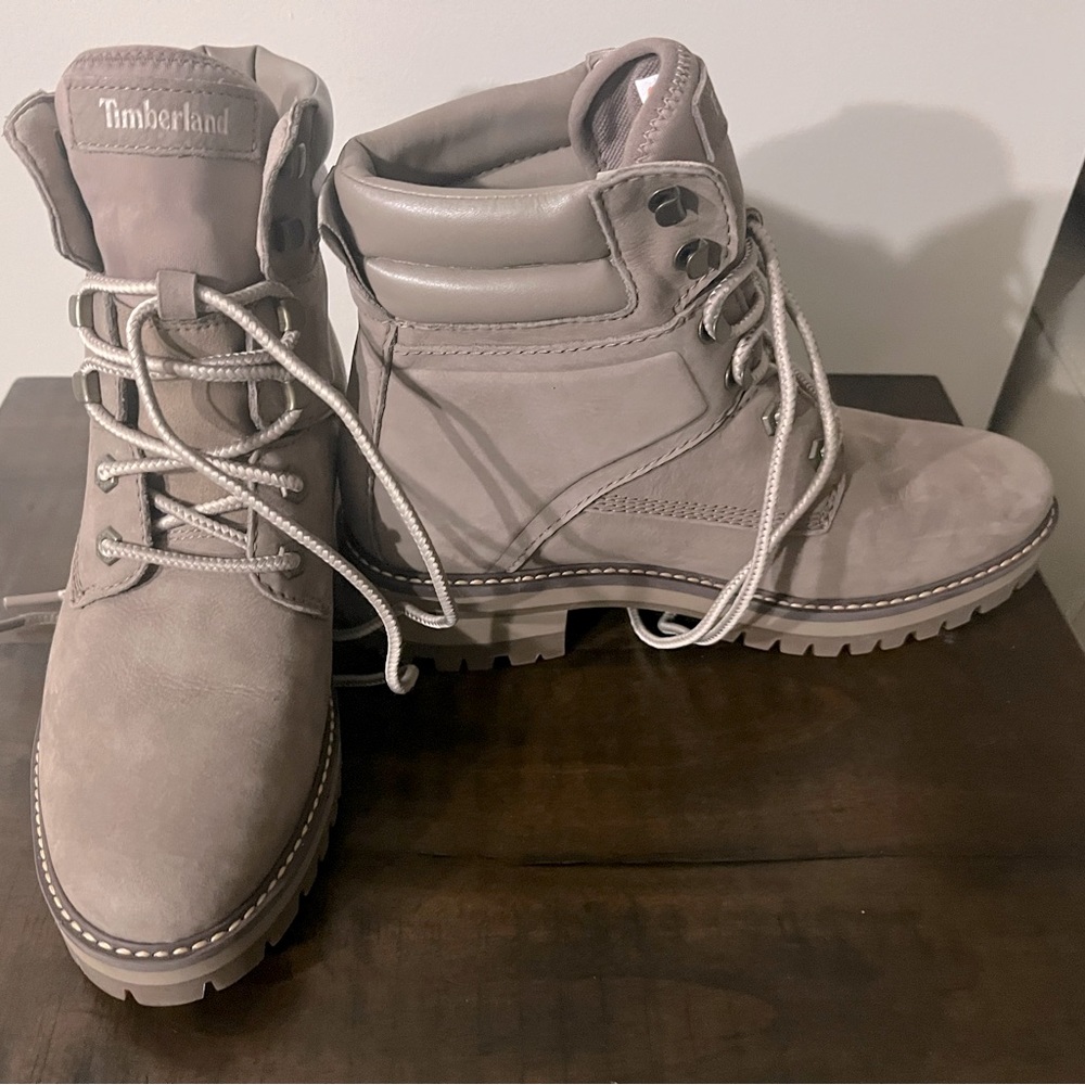 Timberland Courmayeur Valley women hiking boots NWOB Taupe nubuck size 8